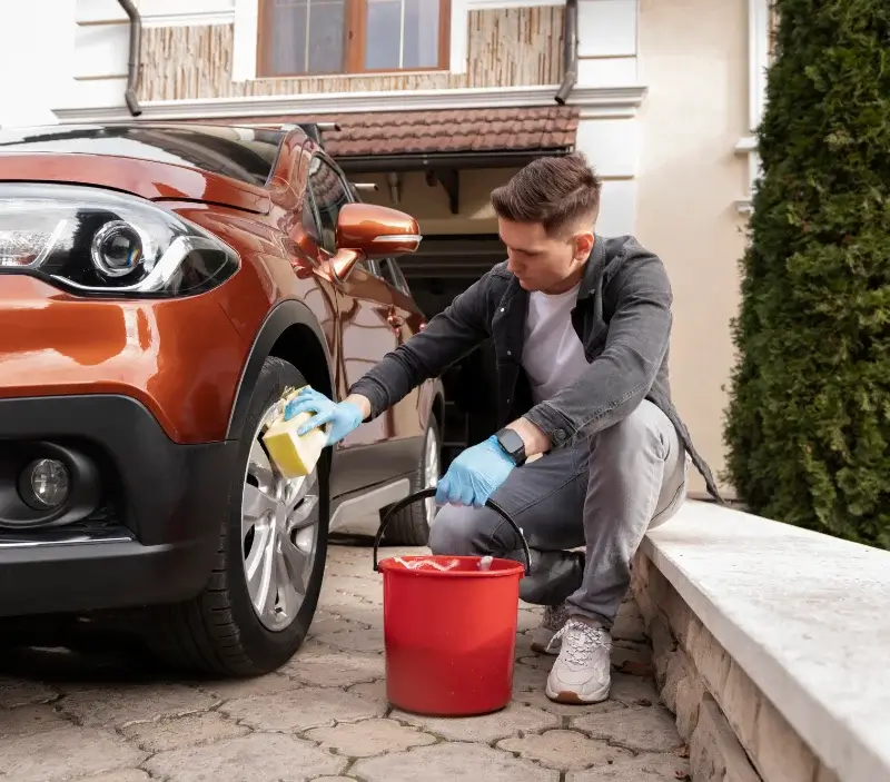 Lavage auto à domicile Juigné-sur-Sarthe : professionnel intervenant sur un véhicule